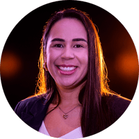 Caroline Nogueira no palco do Travel Connect 2026