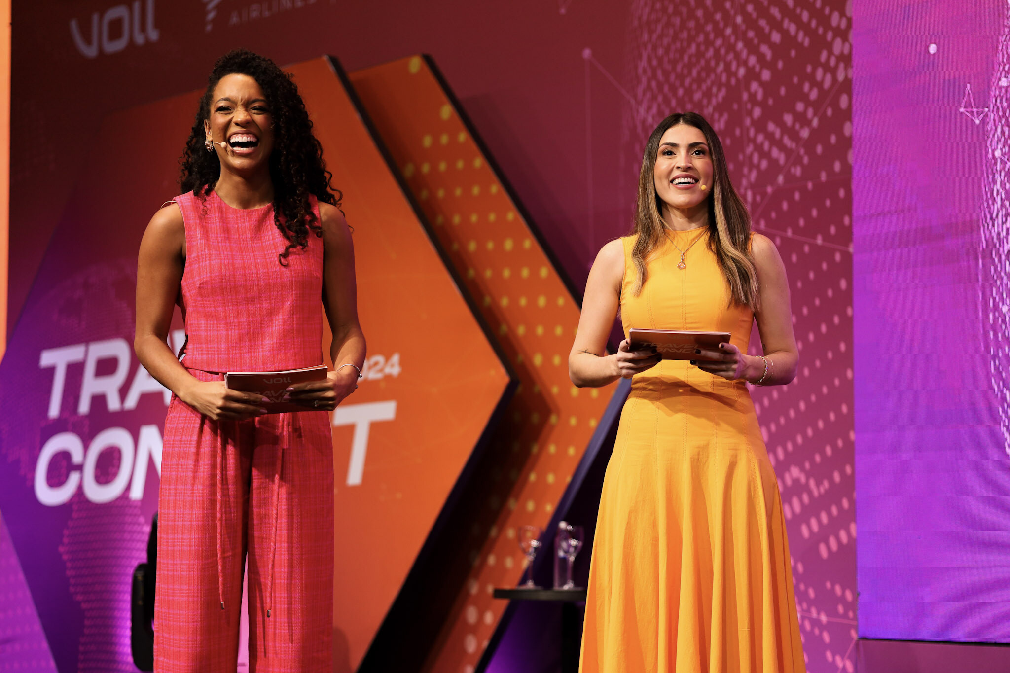 Mestres de cerimônia do Travel Connect 2024: Jordana Souza, Chief Revenue Officer da VOLL e Camila Lobo, Modelo e Repórter 