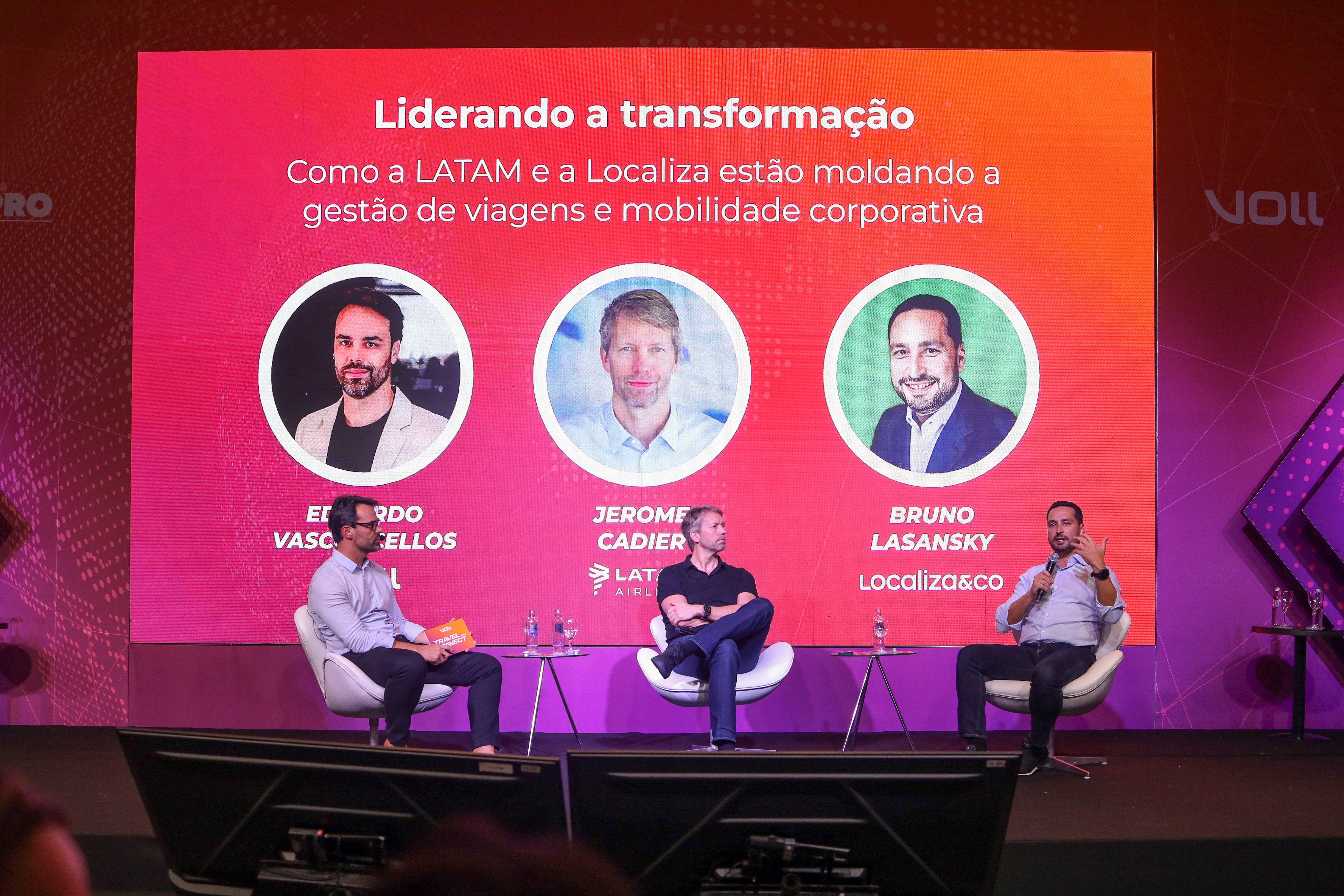 Painel de encerramento do Travel Connect 2024 com Jerome Cadier (CEO da LATAM) e Bruno Lasansky (CEO da Localiza), mediado por Eduardo Vasconcellos, Diretor de Parcerias Estratégicas da VOLL